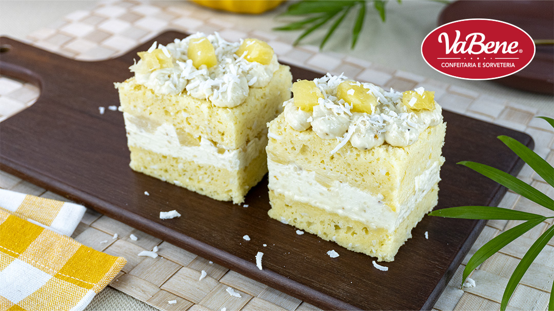 Bolo Gelado de Coco com Abacaxi